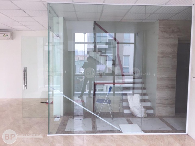 Vách kính, cửa kính thủy lực tại Nguyễn Chánh